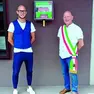 Il titolare della farmacia e il sindaco Antonello Baseggio il giorno dell’installazione del defibrillatore