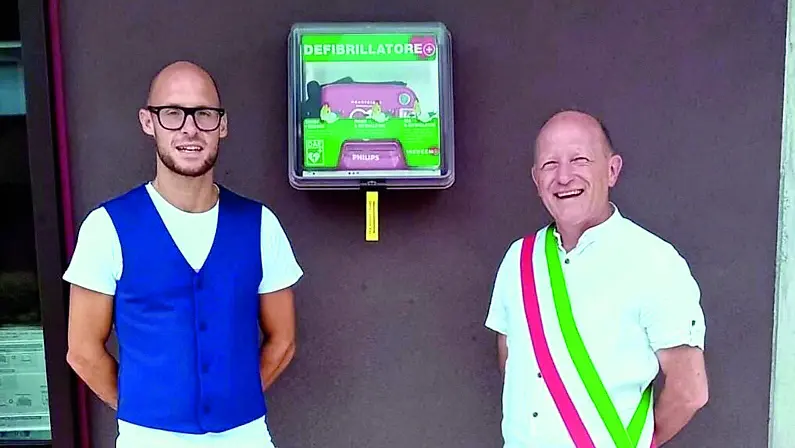 Il titolare della farmacia e il sindaco Antonello Baseggio il giorno dell’installazione del defibrillatore