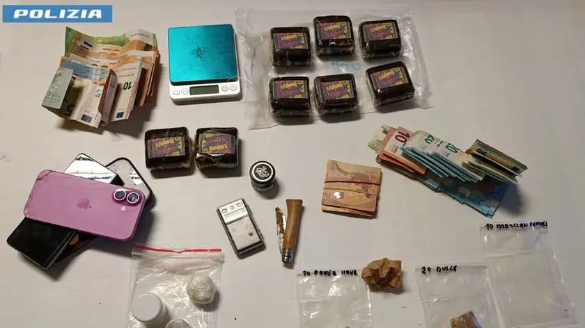 Il materiale sequestrato nell’abitazione del ventinovenne a Follina
