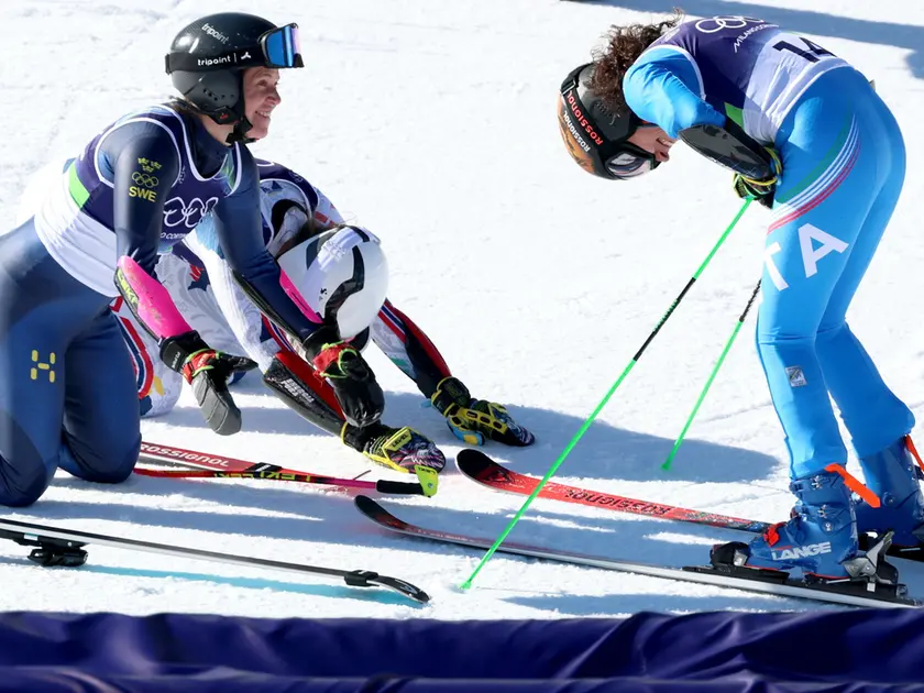 L'inchino delle avversarie dopo la vittoria di Federica Brignone