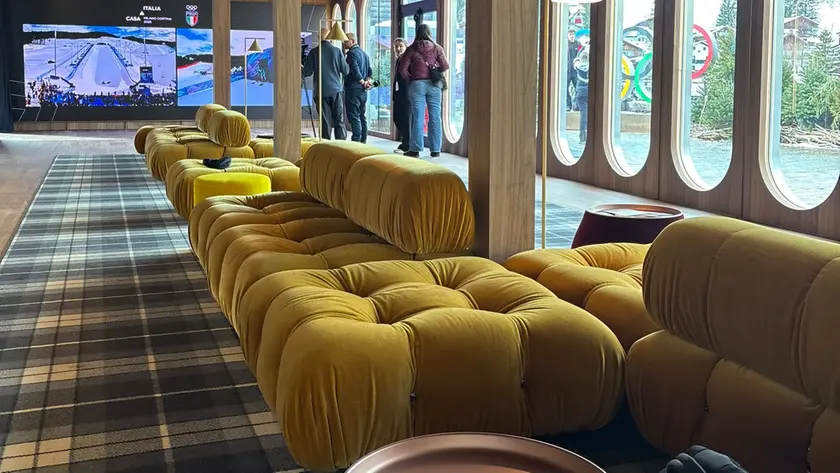 I divanetti all'ingresso della Casa Italia di Cortina