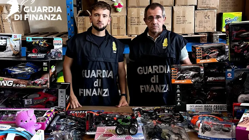 Alcuni degli oggetti sequestrati dai finanzieri