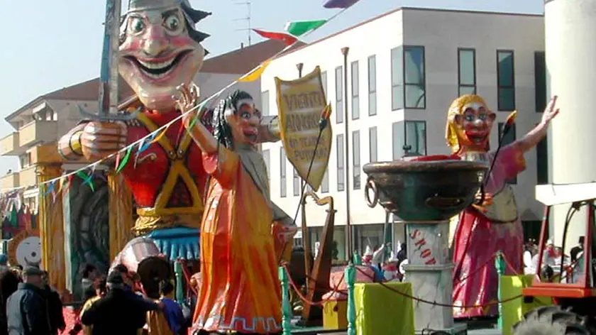 Carri mascherati in una precedente edizione della sfilata a Treviso