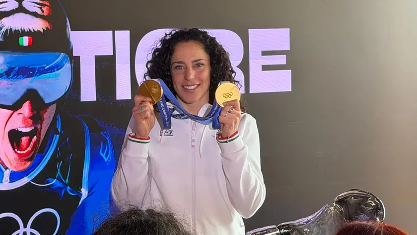 La sciatrice Federica Brignone stringe le due medaglie d'oro vinte a Milano Cortina 2026