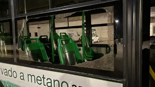 Il bus distrutto dopo essere stato preso d'assalto