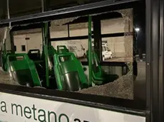 Il bus distrutto dopo essere stato preso d'assalto