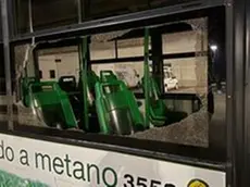 Il bus assaltato dagli ultras dopo il derby al Tenni