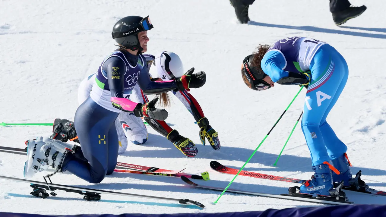 Da Mattarella sul tram alla fuga dalla pista Lie McGrath dopo la caduta, ecco la (nostra) fotogallery con i momenti più iconici da Milano a Cortina di un'Olimpiade destinata a entrare nella storia dei Giochi invernali. E non solo per lo sport.