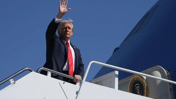 Il presidente americano Donald Trump si imbarca sull'Air Force One: ha promesso di scaldare i motori qualora il team maschile di hockey dovesse andare in finale a Milano il 22 febbraio Foto: Alex Wong/AFP/ANSA