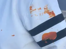 Una felpa imbrattata di salsa di pomodoro