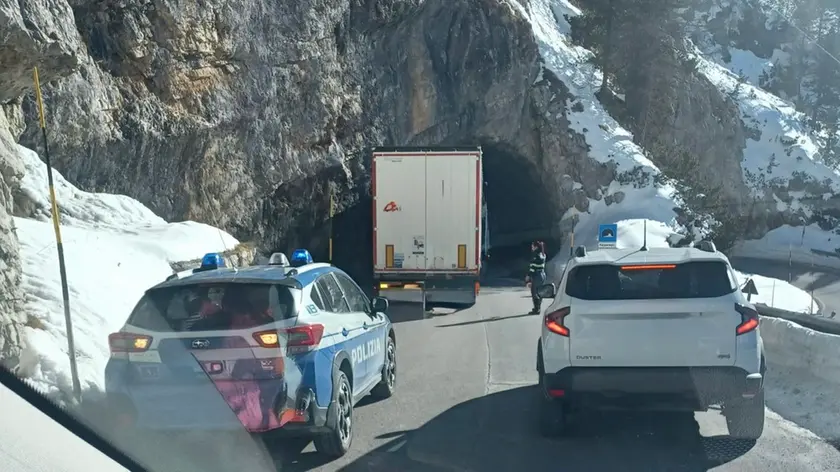 Il mezzo pesante incastrato in galleria al Falzarego sulla Sr 48 delle Dolomiti