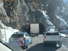 Il mezzo pesante incastrato in galleria al Falzarego sulla Sr 48 delle Dolomiti