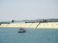 Il sollevamento del Mose in una delle bocche di porto