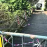 Rotti i nastri posti dalla polizia locale e abbattute le sponde in legno