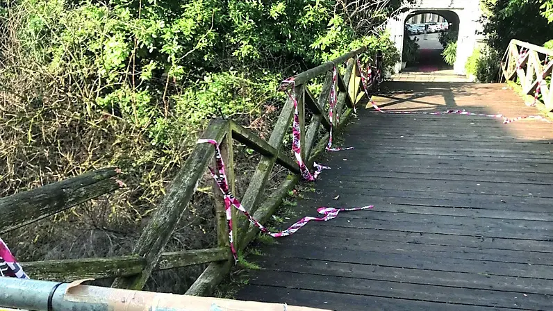 Rotti i nastri posti dalla polizia locale e abbattute le sponde in legno