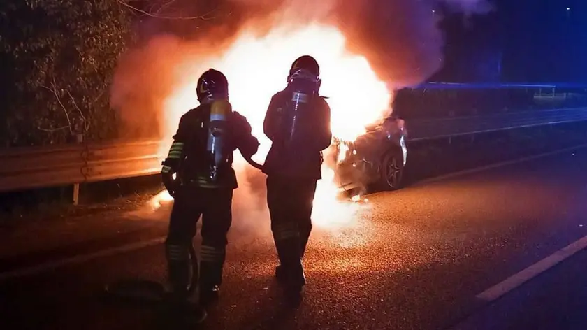 L'auto a fuoco sulla tangenziale di Treviso in direzione di Paese