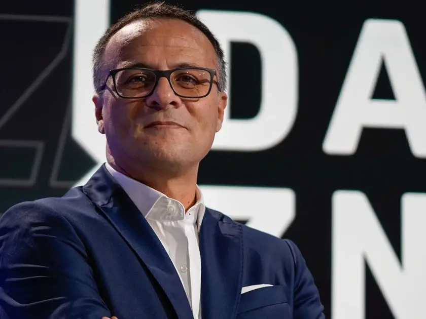Luca Marelli in veste di commentatore tecnico arbitrale negli studi di Dazn