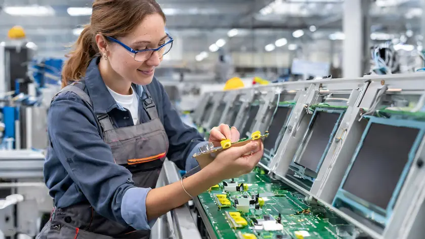 Una operaia al lavoro in un’azienda