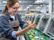 Una operaia al lavoro in un’azienda