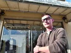Il titolare Radu Magureanu di fronte alla boutique Porta Leone nel centro di Conegliano che gestisce da tre anni