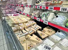 Il banco frigo in cui si serviva il 70enne