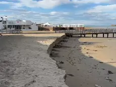 L’arenile portato via dall’acqua al Faro Rosso di Sabbiadoro (foto Petrussi)