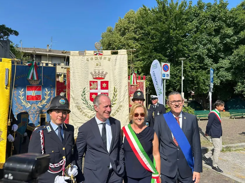 Marica Galante con la fascia tricolo tra Luca Zaia e Stefano Marcon