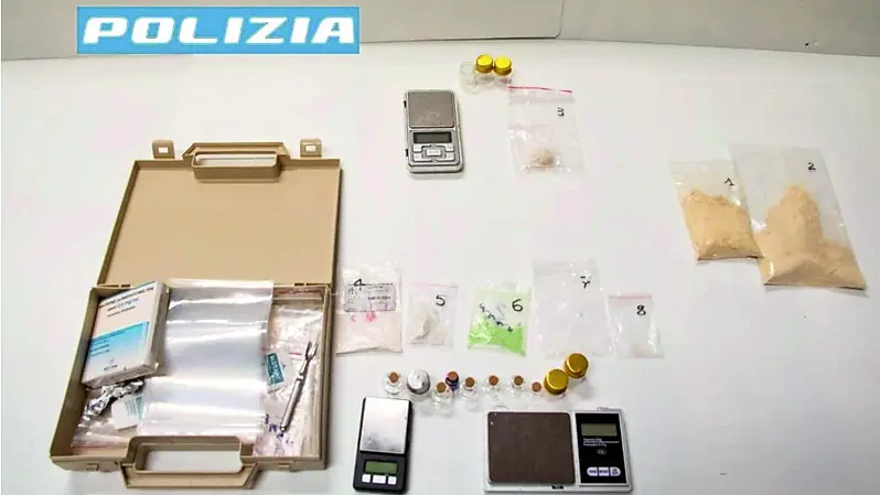 Stupefacenti, bilancino di precisione e boccette di droga sequestrati dalla polizia a Santa Lucia