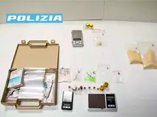 Stupefacenti, bilancino di precisione e boccette di droga sequestrati dalla polizia a Santa Lucia
