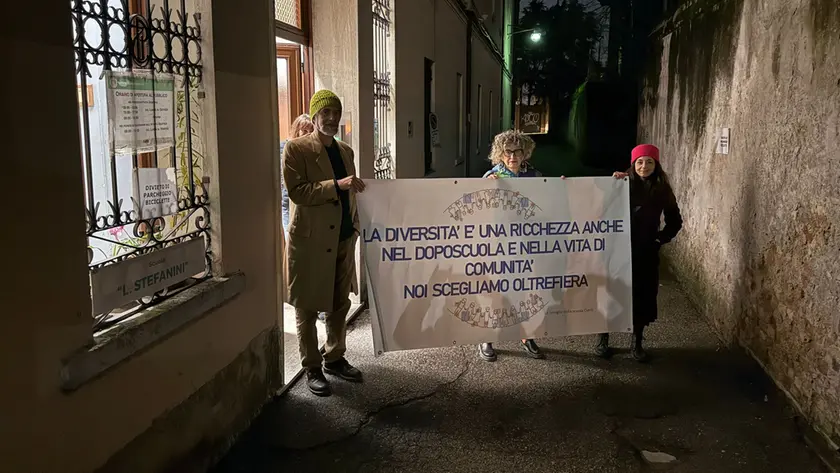 Uno degli striscioni esposti nelle scorse settimane da parte dei genitori del comprensivo Stefanini