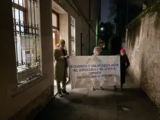 Uno degli striscioni esposti nelle scorse settimane da parte dei genitori del comprensivo Stefanini