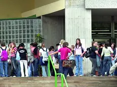 Studenti e studentesse all’uscita dell’istituto Mazzotti