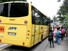 Bambini che salgono su uno scuolabus