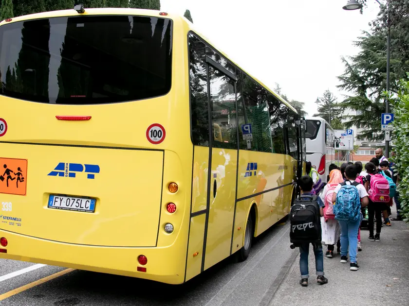 Bambini che salgono su uno scuolabus