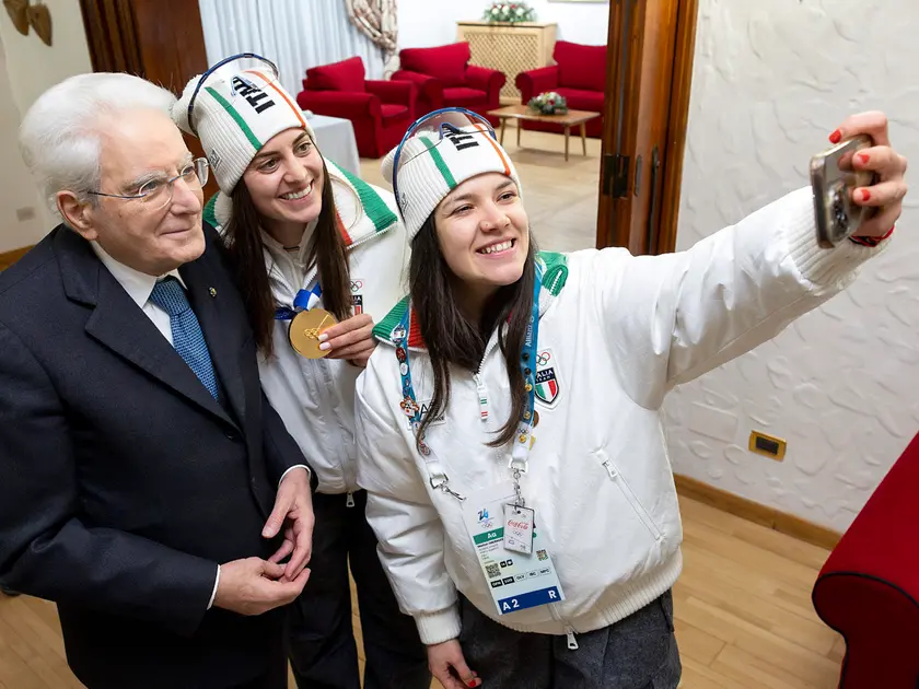 Il Presidente della Repubblica Sergio Mattarella con le medaglie d'oro di slittino, Voetter e Oberhofer