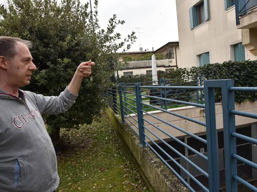 A Susegana Fabio Amadio indica dove ha visto i banditi incappucciati