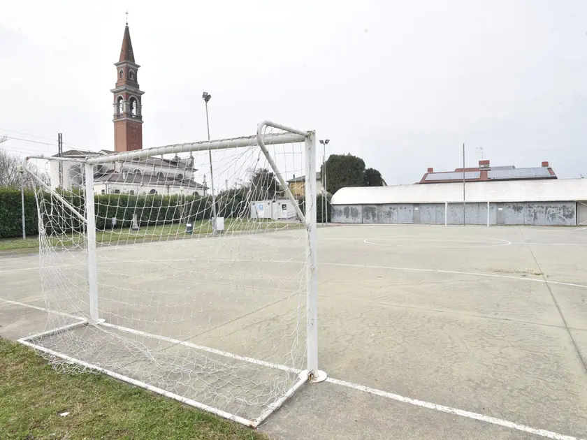 Il campetto da calcio della parrocchia di Signoressa dove è avvenuta la violenta rissa tra ragazzi