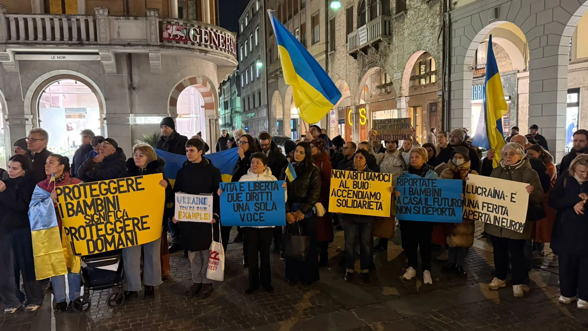 Il sit-in in piazza Indipendenza