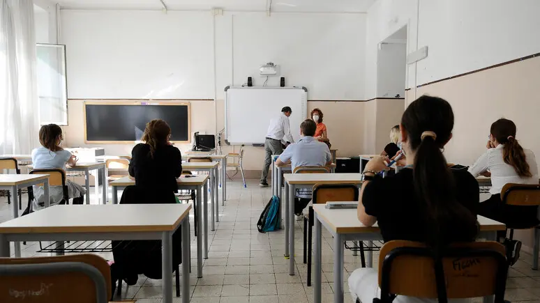 Palpeggiamenti a una studentessa, chiesti quattro anni per il prof