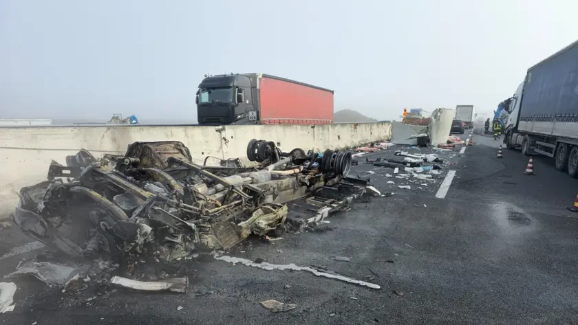 L'incidente tra i due tir sull'A4 nel tratto tra San Donà e Cessalto