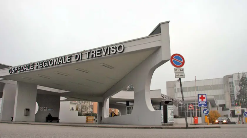 L'uomo è stato trasferito d'urgenza all'ospedale Ca' Foncello