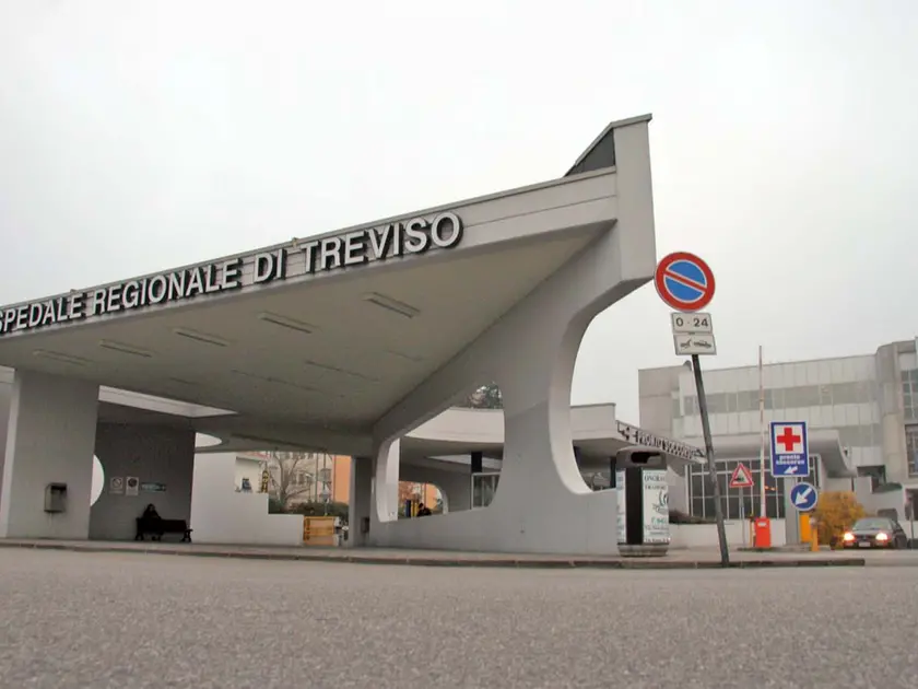 L'uomo è stato trasferito d'urgenza all'ospedale Ca' Foncello