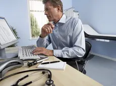 Un medico di famiglia nel suo ambulatorio