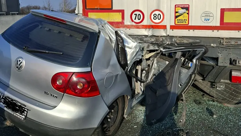 L'auto rimasta schiacciata sotto il camion
