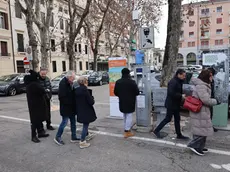 Automobilisti in coda al parcometro per pagare la sosta