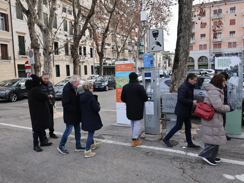 Automobilisti in coda al parcometro per pagare la sosta