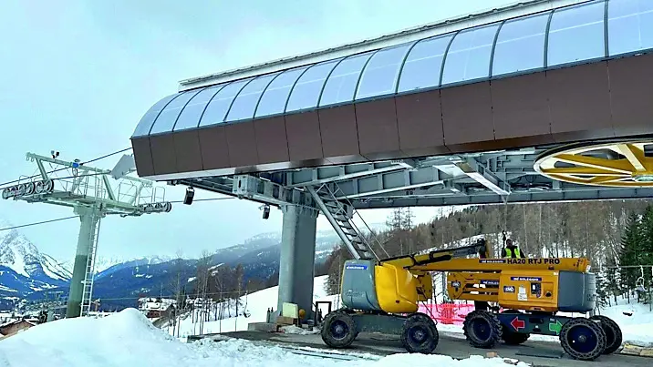 La stazione di monte della cabinovia Apollonio-Socrepes con alcuni operai al lavoro
