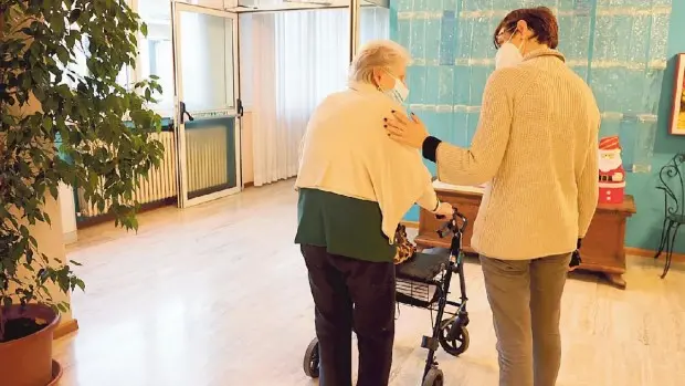 Un'anziana in casa di riposo