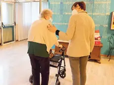 Un'anziana in casa di riposo