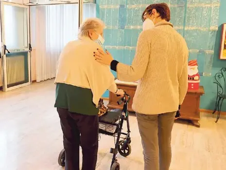 Un'anziana in casa di riposo